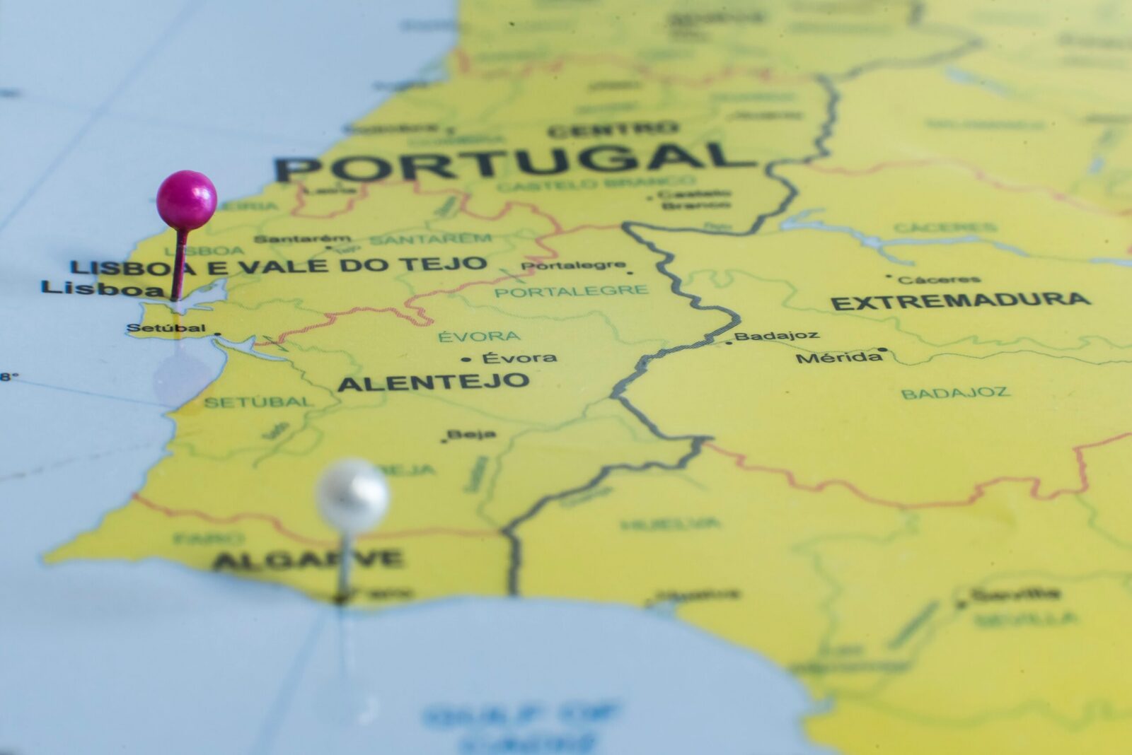 Map of Portugal highlighting Lisbon and Algarve regions, representing moving to Portugal from UK, best places to live in Portugal, UK expats and regional relocation choices.